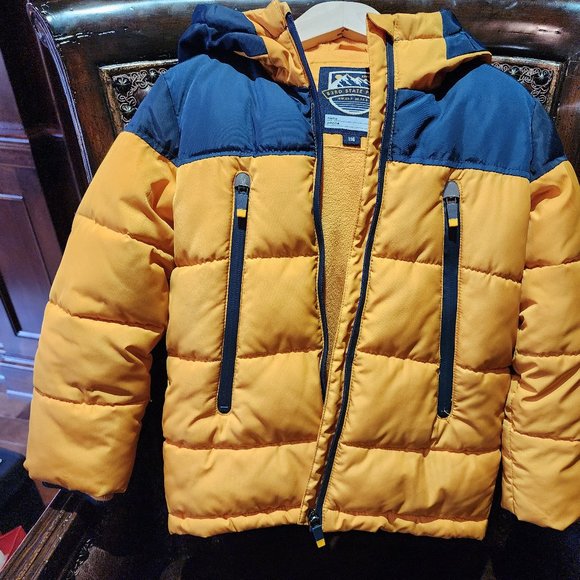 Lightly used Boys puffer jacket - Picture 1 of 6